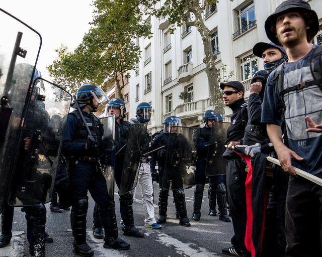 法国:大巴黎夺冠引发骚乱多人被捕的简单介绍 第2张 法国:大巴黎夺冠引发骚乱多人被捕的简单介绍 第2张