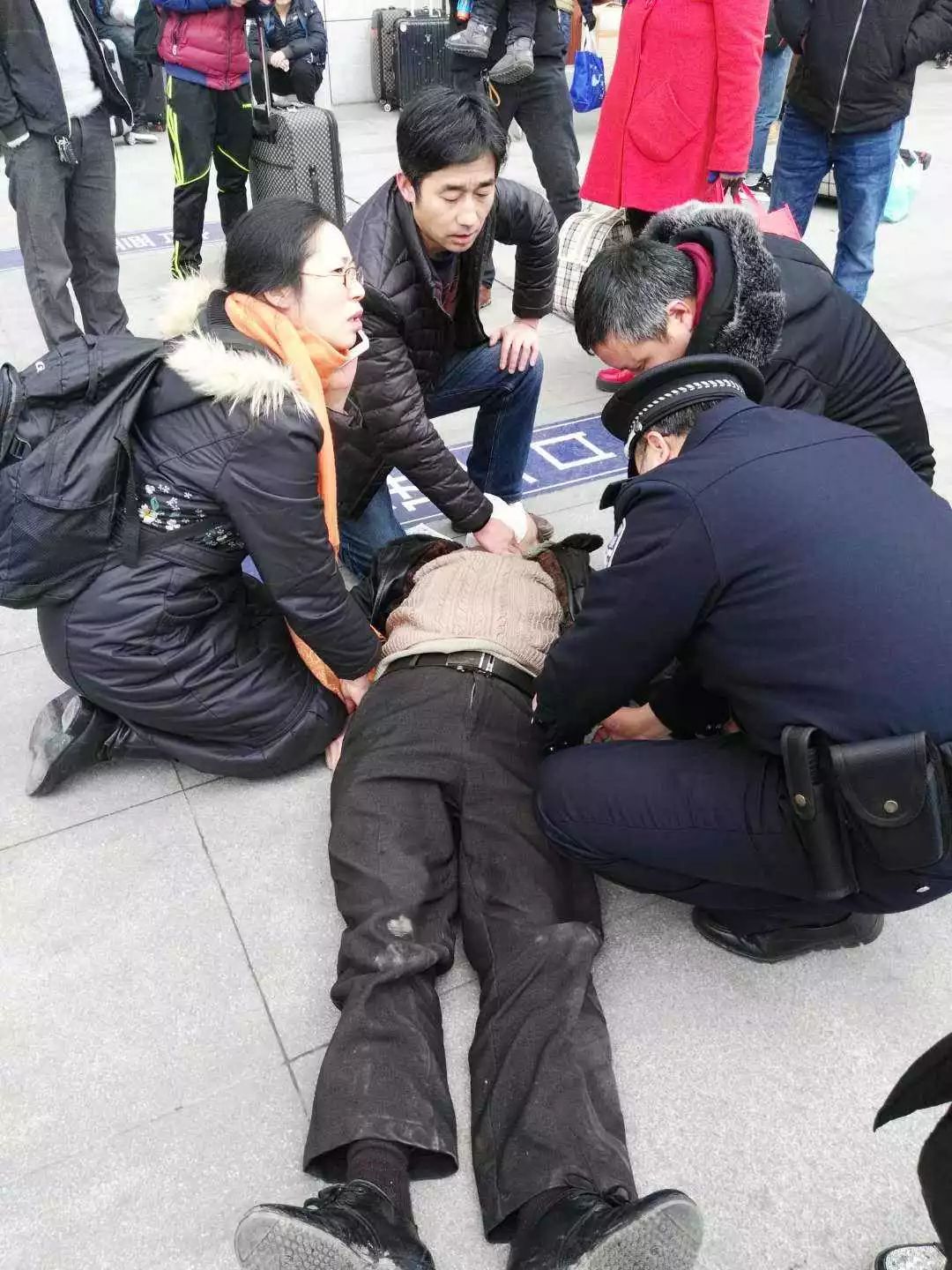 申花球迷医生跪地救人患者已脱离生命危险的简单介绍 第1张 申花球迷医生跪地救人患者已脱离生命危险的简单介绍 第1张