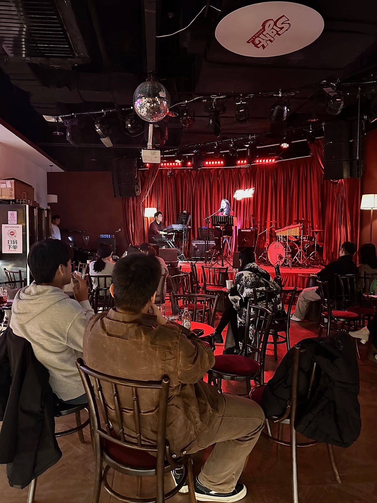 关于格拉利什现身瑞典酒吧享受7个小时的派对的信息