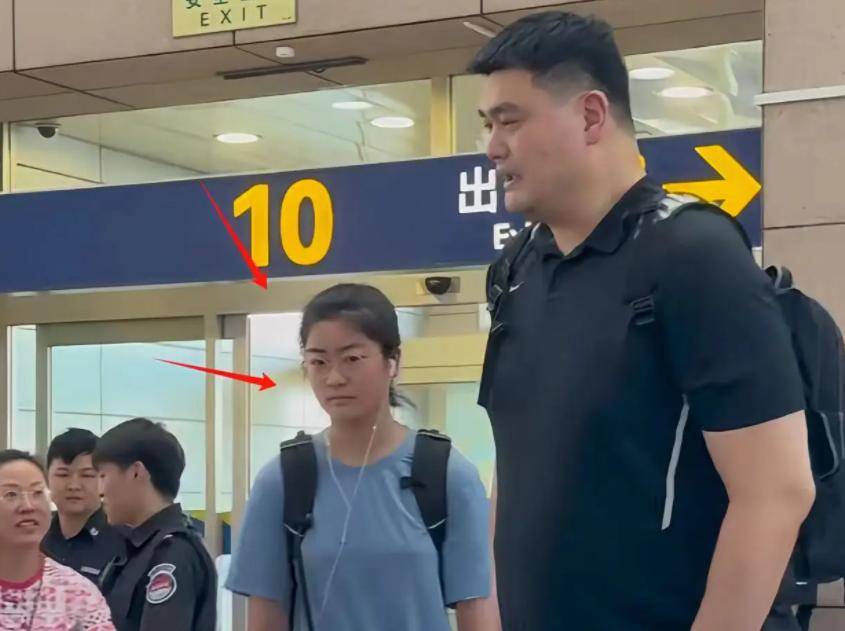 包含姚明15岁女儿身高1米9现身浦东机场引网友赞叹的词条  第1张