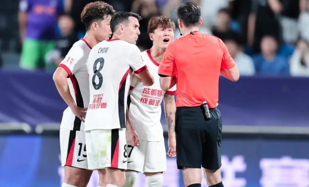 中超天津津门虎2-1成都蓉城韦世豪破门+染红王秋明、阿代米建功的简单介绍 第1张 中超天津津门虎2-1成都蓉城韦世豪破门+染红王秋明、阿代米建功的简单介绍 第1张