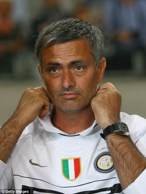 包含穆里尼奥悼念前波尔图队长科斯塔两人曾一起赢得欧冠冠军的词条